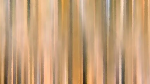 Abstrakte Komposition aus senkrechten, verwischten Streifen in Ocker, Beige, Salbeigrün und hellem Rosa.