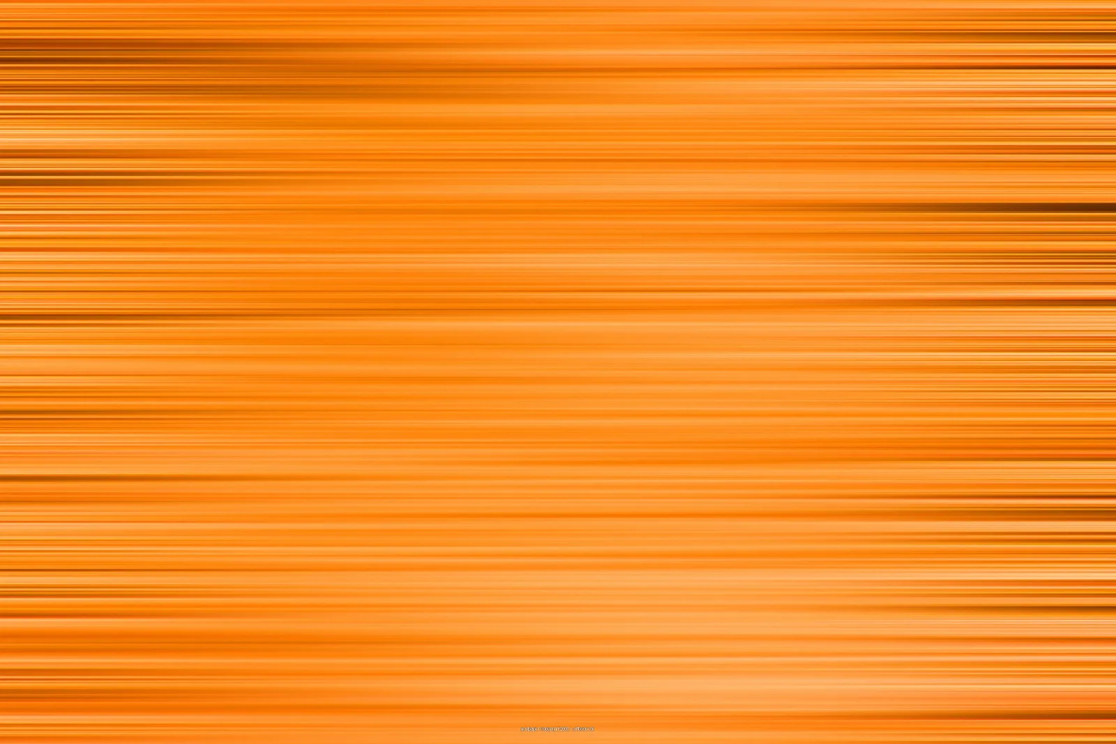Abstraktes Muster aus horizontalen, verwischten Streifen in Orange- und Gelbtönen, dunklere Linien wechseln mit hellen Bahnen.