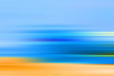 Abstrakte Komposition aus horizontalen, verwischten Streifen in Blau, Türkis und Orange, oben heller Himmelsverlauf, unten warmes Gelb-Orange.