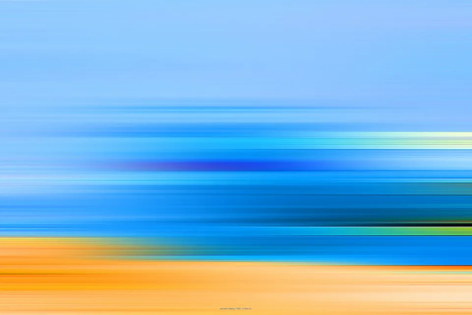 Abstrakte Komposition aus horizontalen, verwischten Streifen in Blau, Türkis und Orange, oben heller Himmelsverlauf, unten warmes Gelb-Orange.