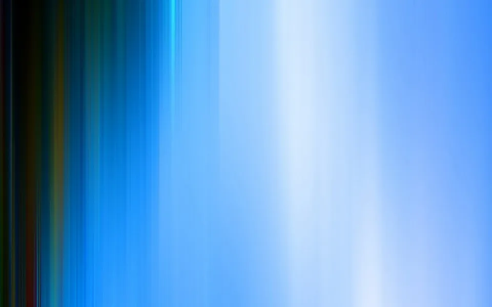 Vertikale blaue Streifen mit einem hellen Lichtband, links dunkler mit grünen und gelben Schlieren.