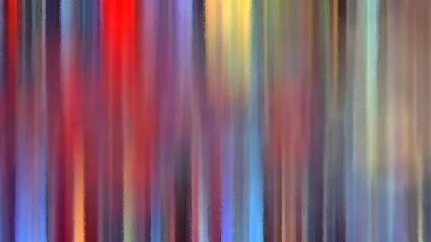 Abstraktes Bild aus senkrechten, unscharfen Streifen in Rot, Blau, Gelb und Violett.
