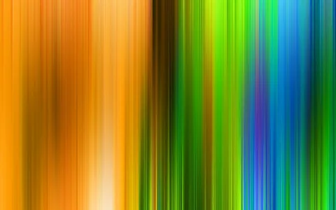 Abstraktes Bild aus vertikalen, unscharfen Streifen: links Orange und Gelb, in der Mitte dunkles Braun, rechts Grün, Hellgrün und Blau.