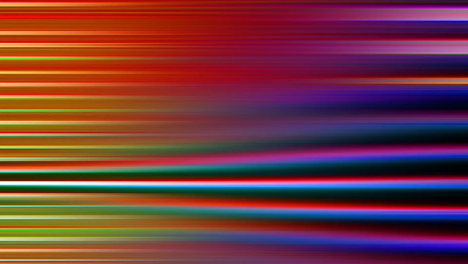 Horizontale Lichtstreifen in Rot, Orange, Blau und Grün, die von links nach rechts in einen dunklen Hintergrund auslaufen.