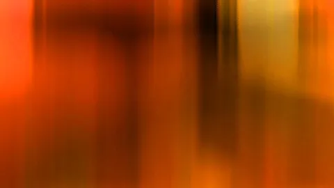 Abstrakte, vertikal verwischte Streifen in Orange, Rot und Dunkelbraun, rechts ein helles Gelb.