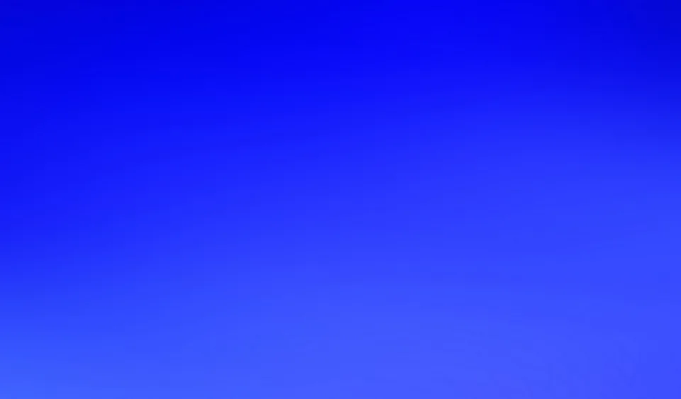 Flächiger Verlauf von tiefem Dunkelblau oben zu hellerem Blau unten, ohne erkennbare Motive.
