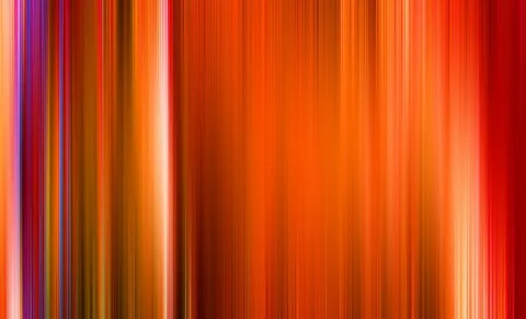 Abstrakte Komposition aus dicht nebeneinander stehenden, vertikalen Streifen in Orange, Rot, Magenta und Gelb mit weichen Übergängen.