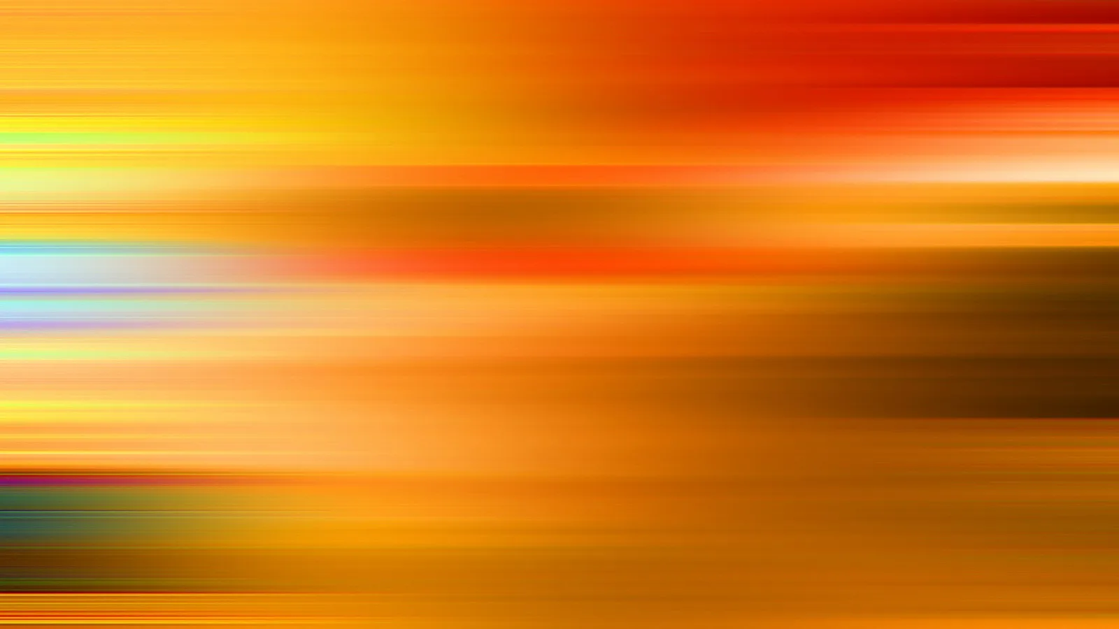Abstrakte, horizontal verwischte Streifen in Orange, Gelb, Rot und Braun mit einzelnen blauen und violetten Akzenten auf der linken Seite.