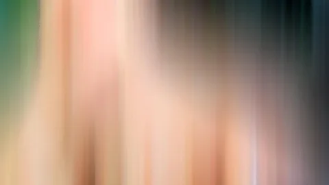 Abstrakte, vertikal verwischte Farbstreifen in Pfirsich, Grün und dunklem Grau-Blau.
