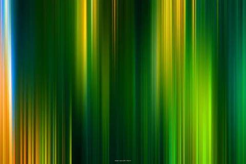 Abstrakte vertikale Streifen in Grün, Gelb und Orange, die wie verwischte Lichtspuren nebeneinander verlaufen.