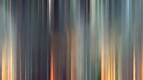 Abstrakte vertikale Streifen in Grau, Blau und Grün, unten von warmen orangen und gelben Schlieren durchzogen.