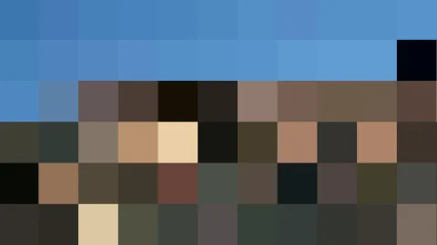 Pixelmosaik mit blauem Himmel im oberen Bereich und dunkleren Braun-, Grau- und Hauttönen darunter