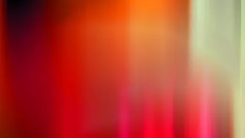 Abstrakte, vertikal verwischte Farbfläche in Rot und Orange, rechts von einem hellgrünlichen Streifen begrenzt, links oben dunkel.