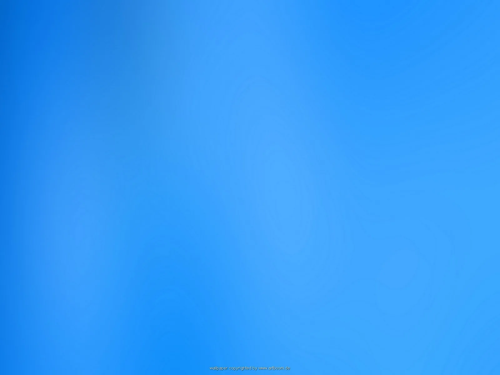 Verschwommener Verlauf in verschiedenen Blautönen, von dunklerem Blau oben links zu hellerem Blau rechts und unten
