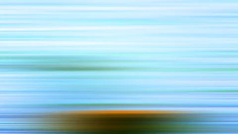 Abstrakte, horizontal verwischte Streifen in Hellblau, Weiß und Türkis, unten ein dunkler grün-oranger Bereich.