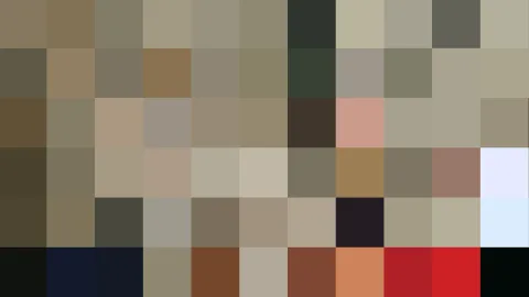 Grobes Mosaik aus quadratischen Farbblöcken in Grau-, Beige- und Brauntönen, unten dunkle Blau- und kräftige Rotfelder.