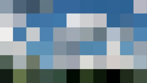 Pixeliges Mosaik aus blauen und grauen Quadraten, unten dunkelgrüne Felder.