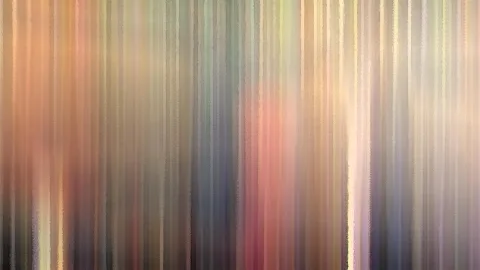 Abstraktes Bild aus vertikalen, verwischten Streifen in Pfirsich, Rosa, Grau und Blau mit hellen Lichtbahnen.
