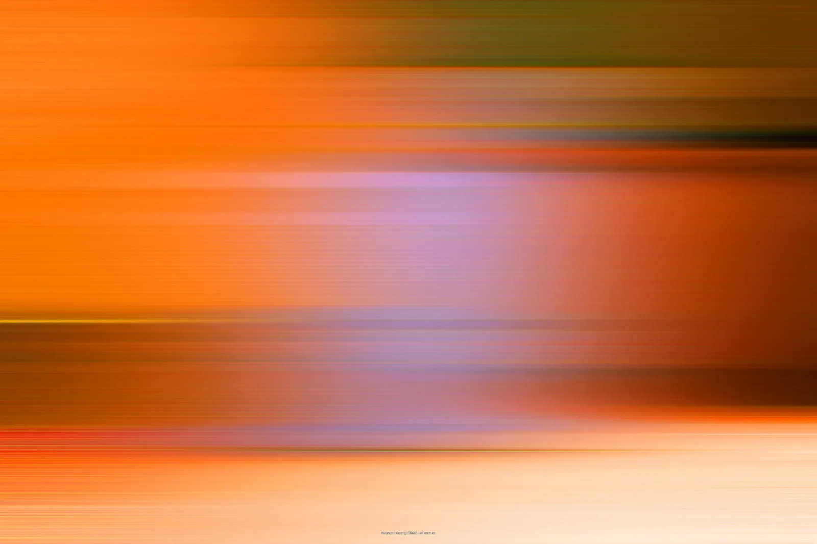 Abstrakte Bewegungsunschärfe mit horizontalen Streifen in Orange, Violett und Gelb, nach oben dunkler werdend.