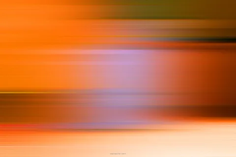 Abstrakte Bewegungsunschärfe mit horizontalen Streifen in Orange, Violett und Gelb, nach oben dunkler werdend.