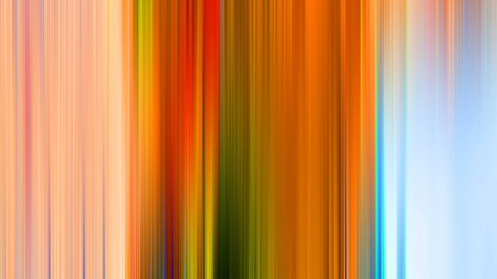 Abstrakte Komposition aus senkrechten, verwischten Streifen in Orange, Rot, Gelb, Grün und Hellblau, die von links nach rechts von warmen zu kühlen Tönen übergehen.