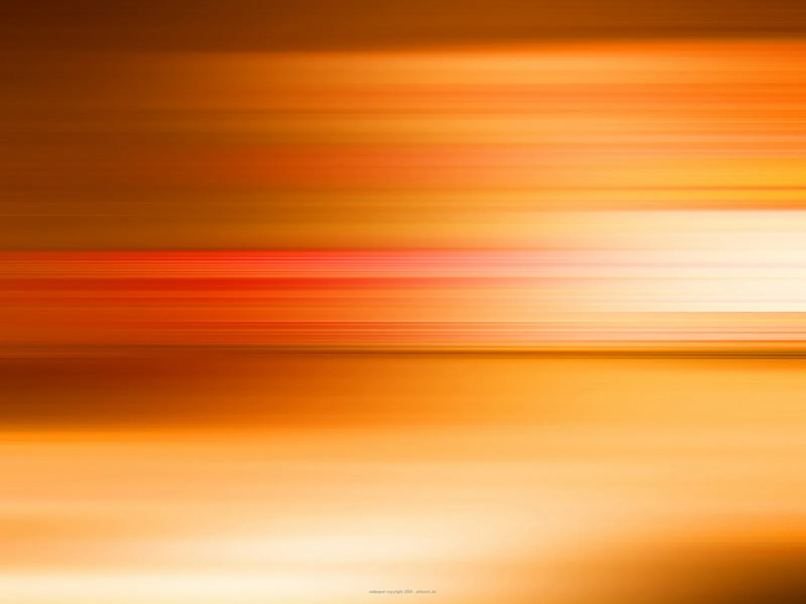 Horizontale, verwischte Streifen in Orange, Rot und Gelb, die von dunklem Braun oben zu hellem Creme unten übergehen.