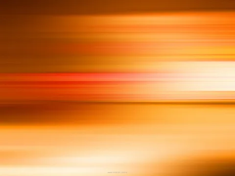 Horizontale, verwischte Streifen in Orange, Rot und Gelb, die von dunklem Braun oben zu hellem Creme unten übergehen.