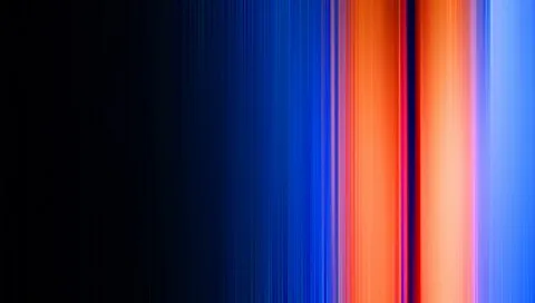 Vertikale, verwischte Lichtstreifen in Blau, Orange und Rot auf schwarzem Grund, nach rechts heller werdend.