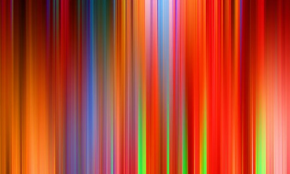 Abstrakte Komposition aus dicht nebeneinander stehenden, vertikalen Farbstreifen in Rot, Orange, Gelb, Blau und Grün, die zu weichen Verläufen verschwimmen.