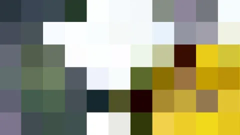 Mosaik aus quadratischen Farbfeldern in Weiß, Grau, Olivgrün, Ocker und Gelb, dunkle Felder im unteren Bereich.