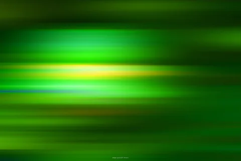 Horizontal verwischte grüne Lichtstreifen mit einem gelben Band in der Bildmitte und einem blauen Streifen links darüber, an den Rändern dunkel.