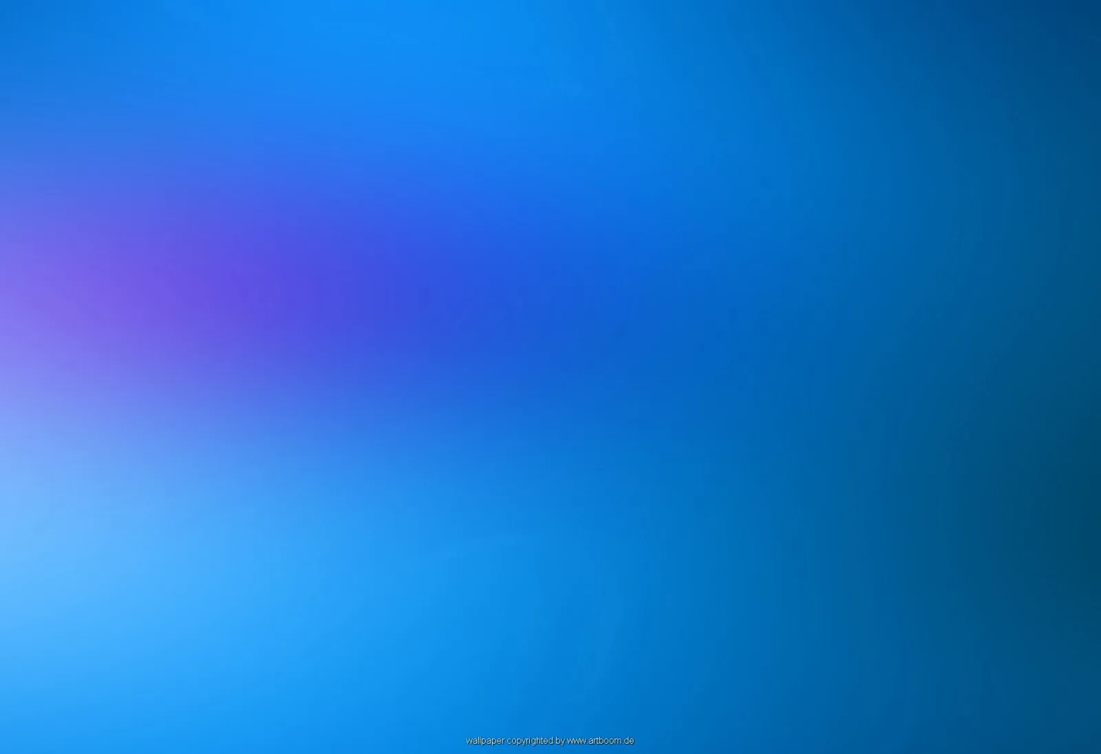 Weicher Farbverlauf von Hellblau über Blau bis Dunkelblau, links oben ein violetter Lichtschein.