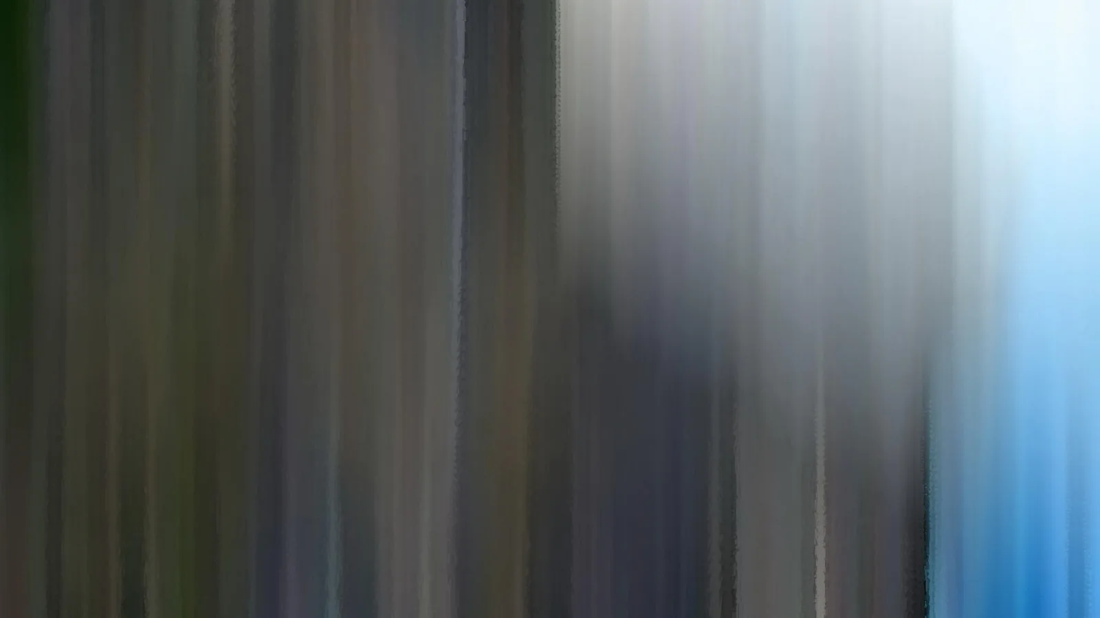 Abstrakte Komposition aus vertikalen, verwischten Farbstreifen in Grün, Grau und Hellblau, rechts am hellsten.