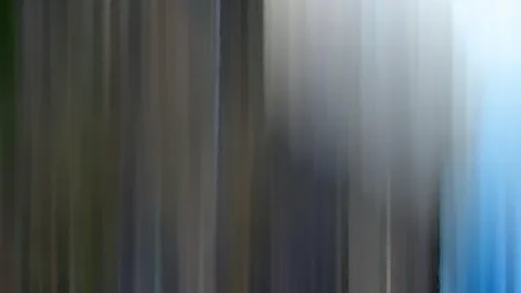 Abstrakte Komposition aus vertikalen, verwischten Farbstreifen in Grün, Grau und Hellblau, rechts am hellsten.