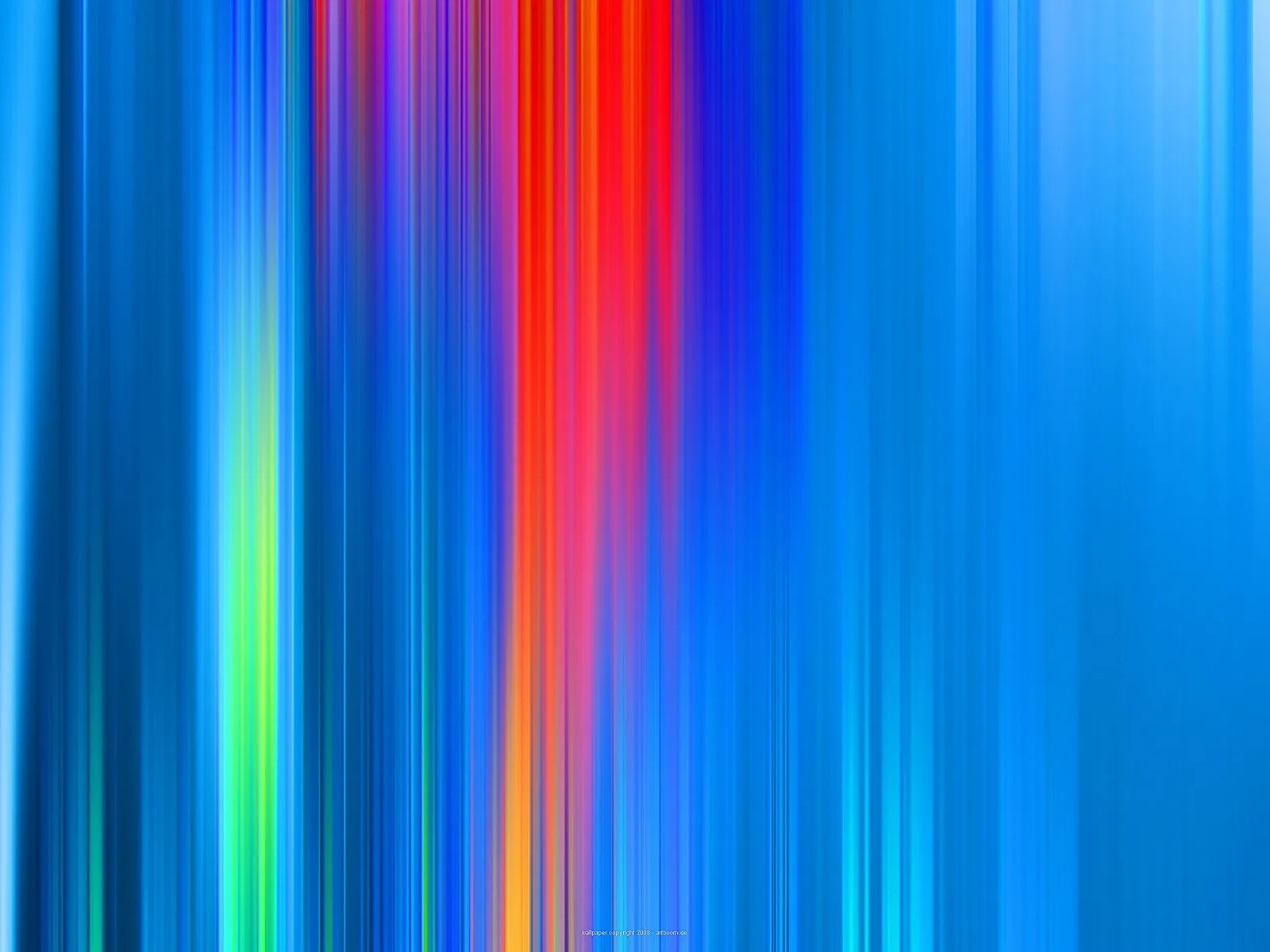 Vertikale, verwischte Lichtlinien in Blau, durchzogen von Rot, Orange und Grün.
