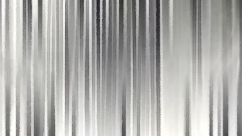 Abstrakte vertikale Streifen in Grau und Weiß mit weichen, gemalt wirkenden Rändern.