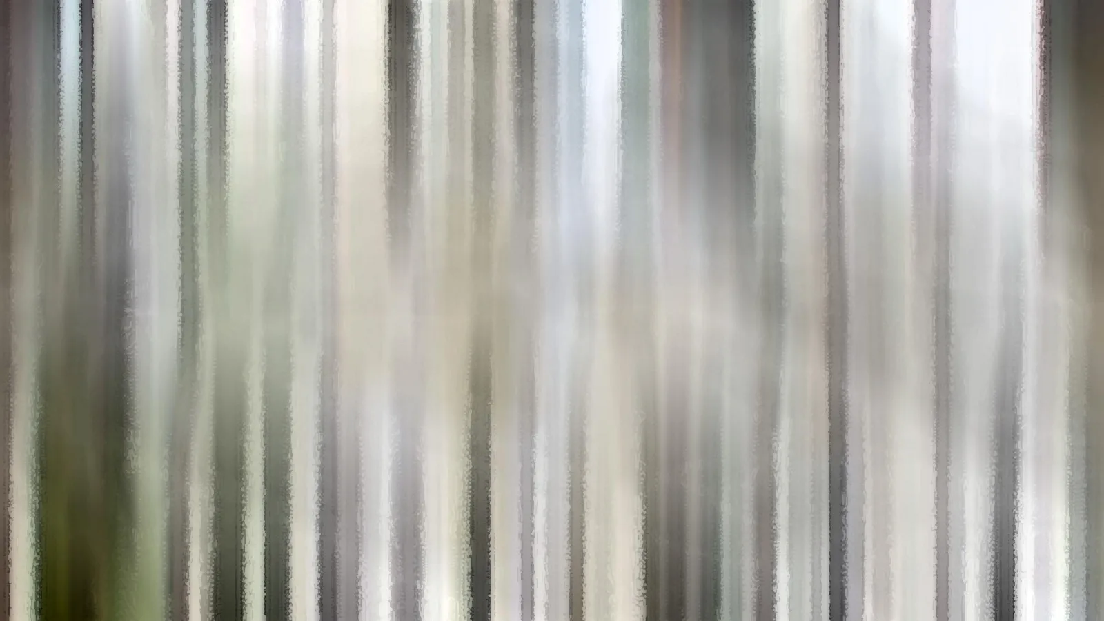 Abstraktes Bild aus vertikal verwischten hellen und dunklen Streifen in Grau, Weiß und Beige, unten links leicht grünlich.