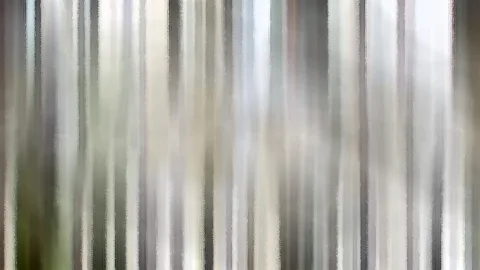 Abstraktes Bild aus vertikal verwischten hellen und dunklen Streifen in Grau, Weiß und Beige, unten links leicht grünlich.