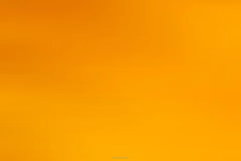 Weicher Verlauf von dunklerem Orange oben zu hellerem Gelborange unten, mit leichten horizontalen Schlieren.