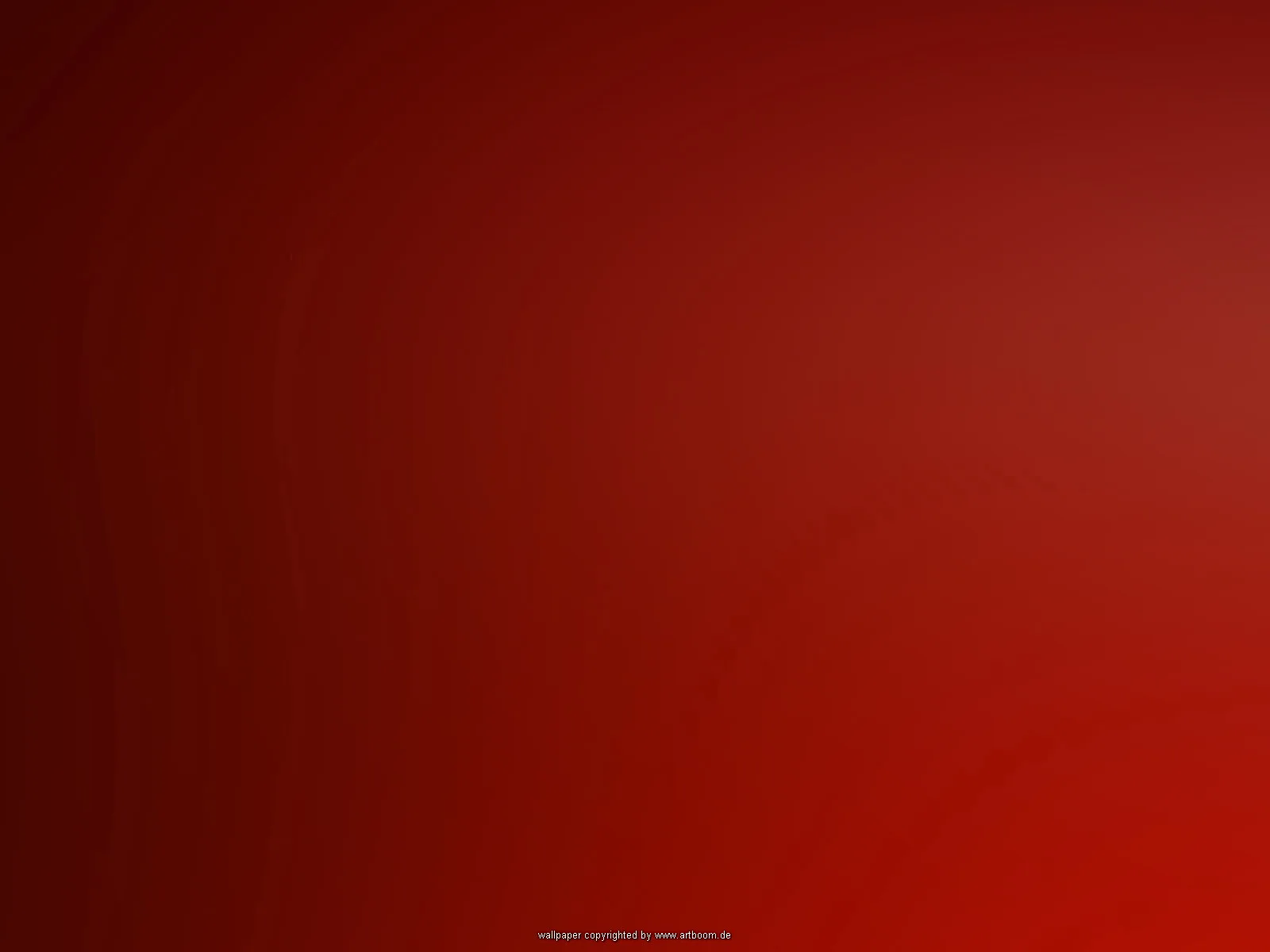 Abstrakter Hintergrund mit einem Verlauf von dunklem Rotbraun links zu leuchtendem Rot rechts unten, mit sanften Schlieren und einem kleinen Copyright-Hinweis am unteren Rand.