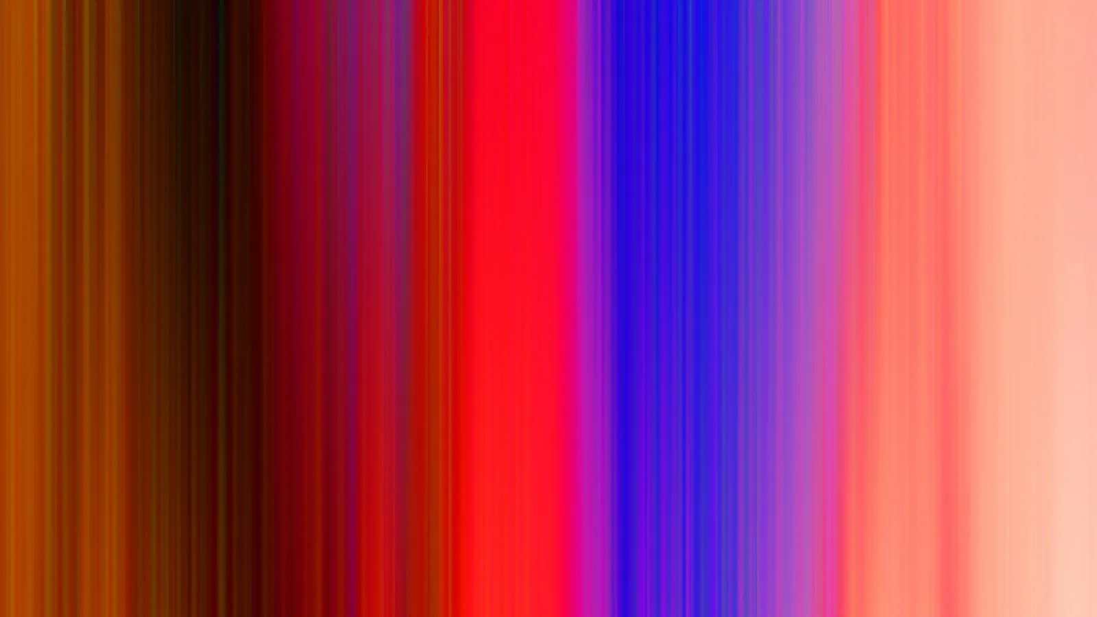 Abstrakte vertikale Streifen in Orange, Schwarz, Rot, Blau, Violett und Rosa, die wie verwischt nebeneinander stehen.