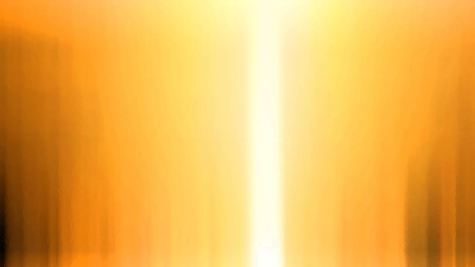 Abstrakte, unscharfe vertikale Streifen in Orange und Gelb mit einem hellen weißen Lichtstreifen in der Mitte.