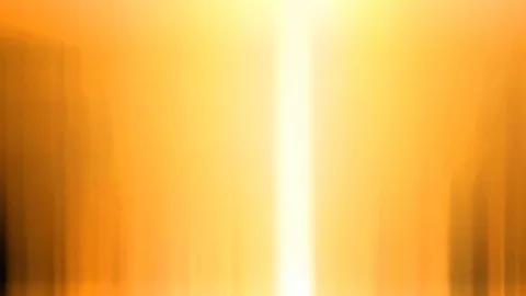 Abstrakte, unscharfe vertikale Streifen in Orange und Gelb mit einem hellen weißen Lichtstreifen in der Mitte.