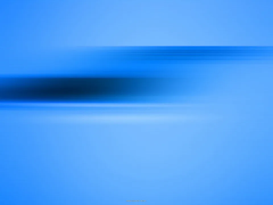 Blauer, horizontal verwischter Farbverlauf mit einem dunklen Streifen links der Bildmitte.