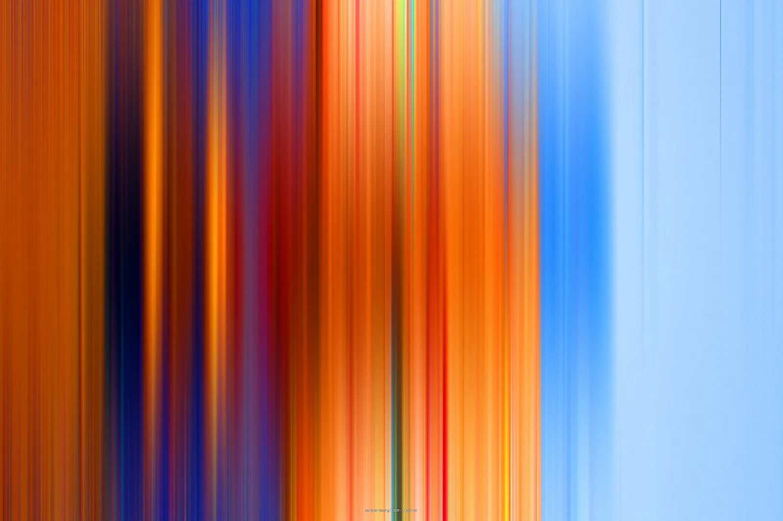 Vertikale, verwischte Streifen in Orange, Blau, Rot und Gelb, rechts verblassend zu hellem Himmelblau.