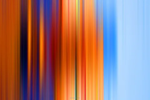 Vertikale, verwischte Streifen in Orange, Blau, Rot und Gelb, rechts verblassend zu hellem Himmelblau.