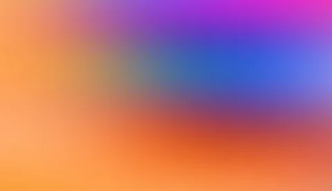 Abstrakter, unscharfer Farbverlauf von Orange links und unten über Blau und Violett bis Magenta oben rechts.