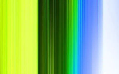 Abstraktes Bild aus senkrechten, verwischten Streifen, die von hellem Gelbgrün über dunkles Grün und Blau zu Weiß übergehen.