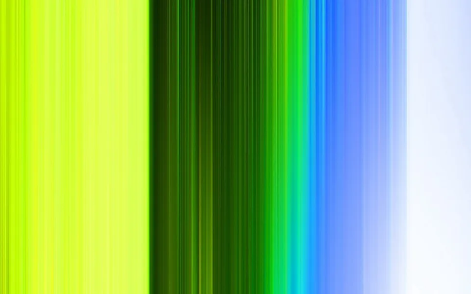 Abstraktes Bild aus senkrechten, verwischten Streifen, die von hellem Gelbgrün über dunkles Grün und Blau zu Weiß übergehen.