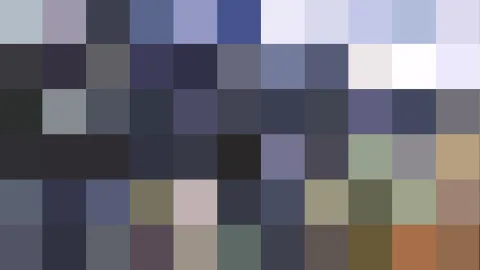Abstraktes Raster aus farbigen Blöcken in Blau, Grau und Weiß, unten rechts mit warmen Ocker- und Rosttönen.